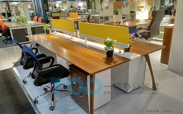 辦公屏風(fēng)中的屏風(fēng)板可以左右移動而且可以取下.JPG 辦公屏風(fēng)中的屏風(fēng)板可以左右移動而且可以取下.JPG