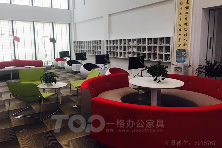 圖書(shū)館異性家具.jpg 圖書(shū)館異性家具.jpg