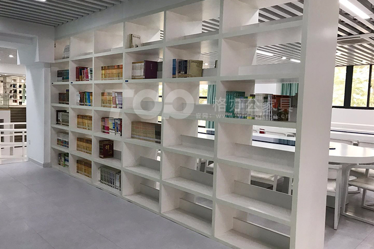 木質(zhì)書(shū)架.jpg 木質(zhì)書(shū)架.jpg