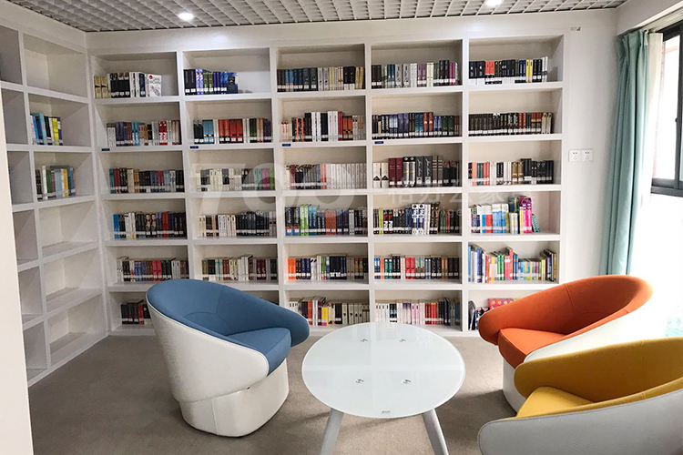 閱讀桌椅木質(zhì)書(shū)架.jpg 閱讀桌椅木質(zhì)書(shū)架.jpg