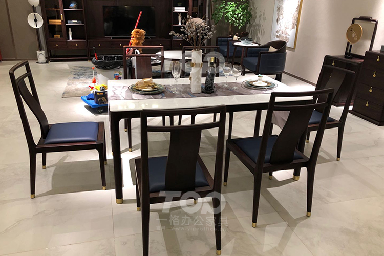 實(shí)木真皮餐桌.jpg 實(shí)木真皮餐桌.jpg