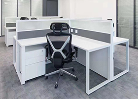 白色+灰主管桌、十字型屏風(fēng)卡位、會(huì)議桌