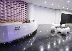 烤漆水吧臺，休閑桌椅